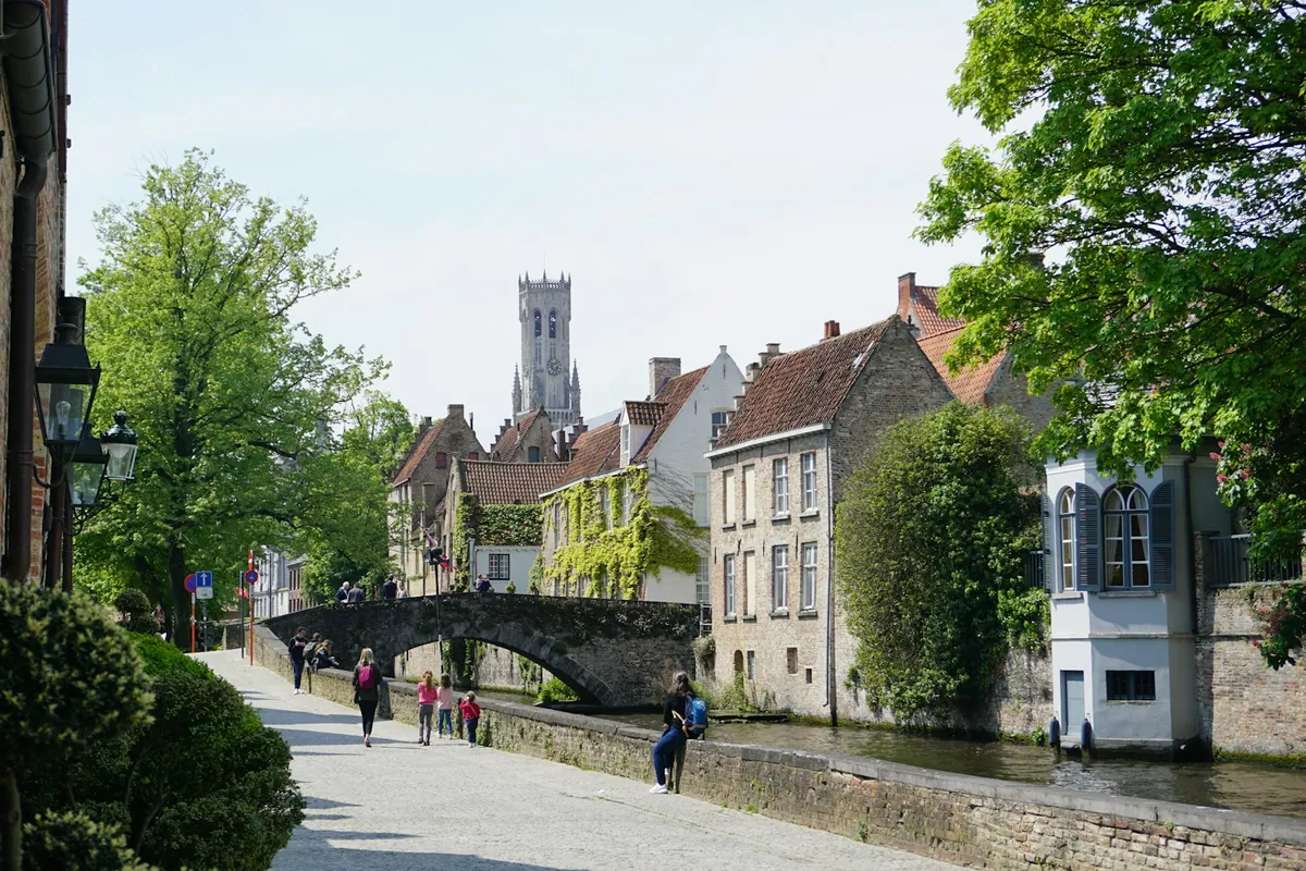 Une rue paisible au bord d’un canal dans le centre de Bruges