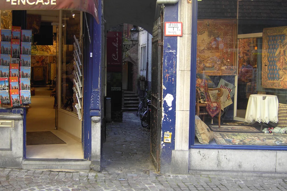 The narrow De Garre alley in central Bruges
