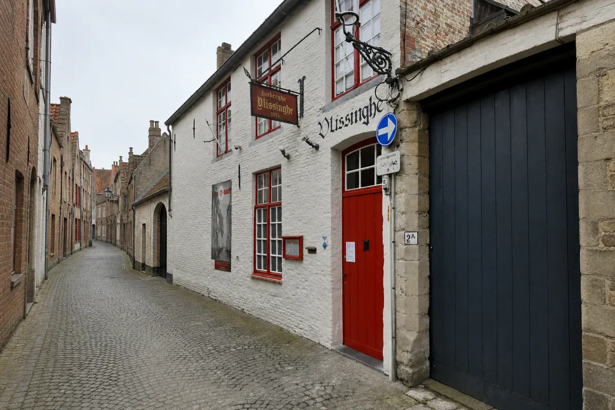 The white-and-red façade of Café Vlissinghe on Blekersstraat in Bruges