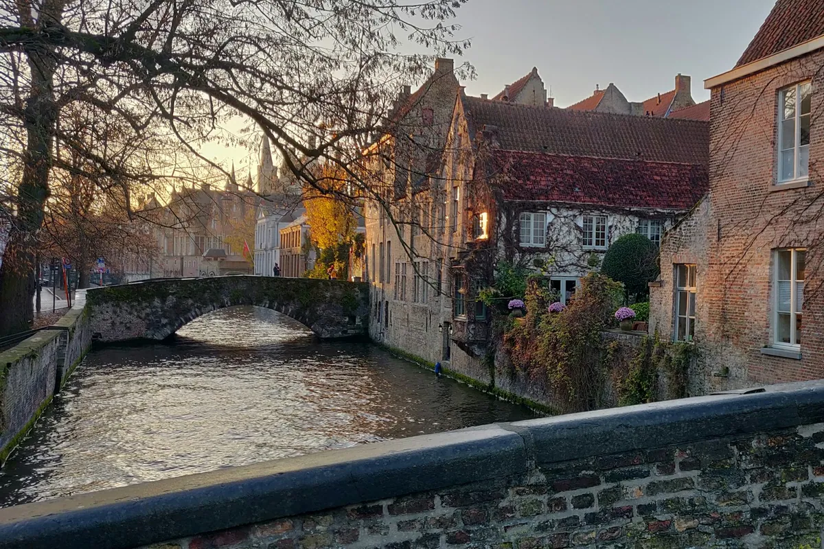 Une vue paisible sur un canal dans le nord du centre historique de Bruges